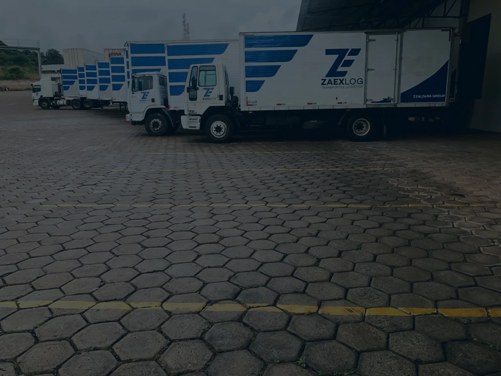 imagem de caminhoes com a logo da empresa zaexlog